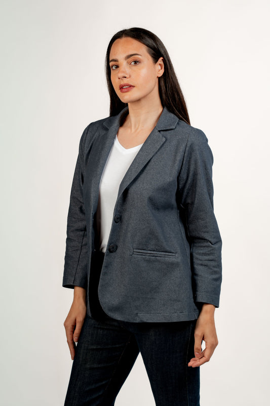 Americana denim azul para mujer con camiseta blanca, vista de tres cuartos