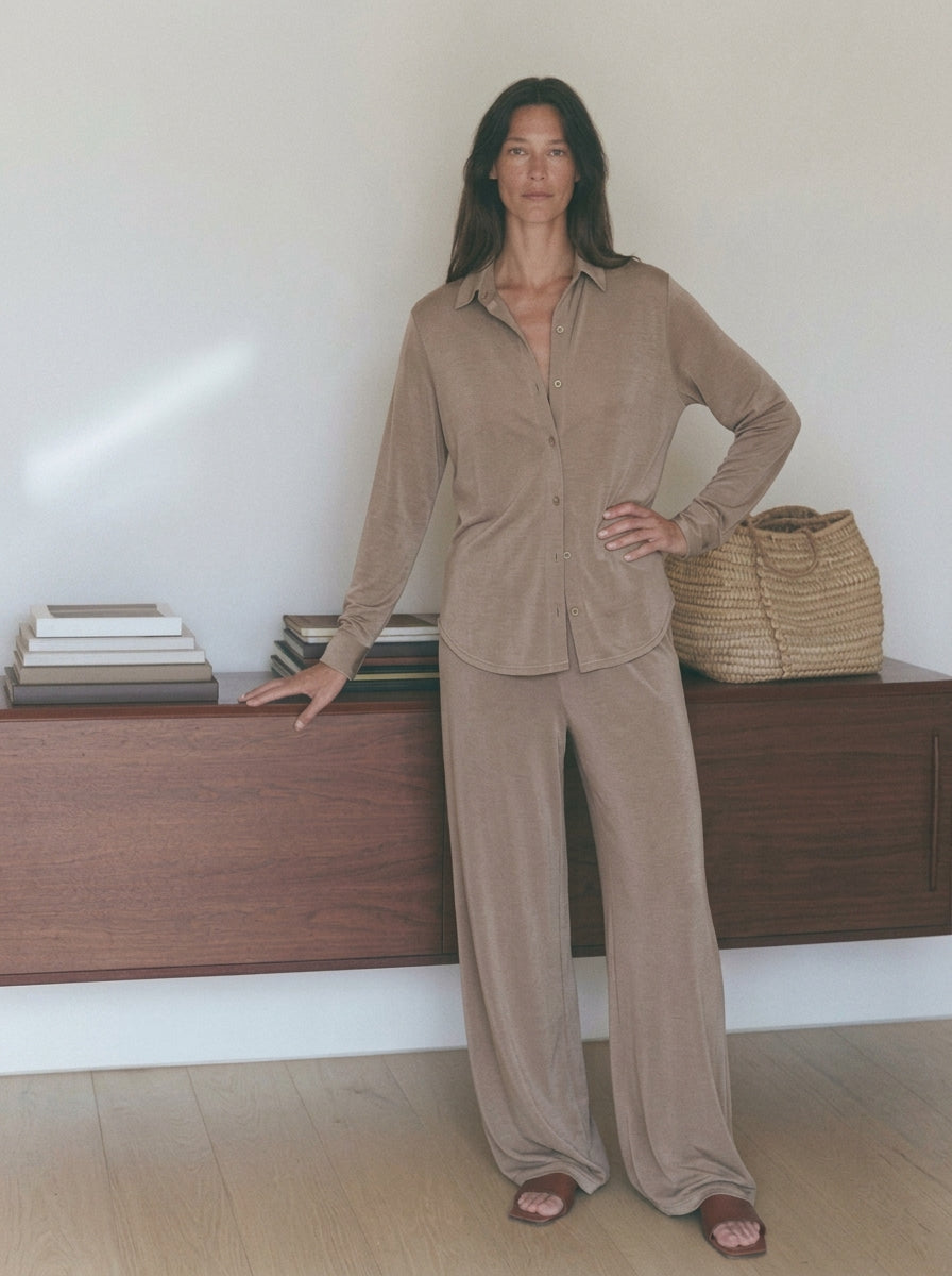 Camisa de modal camel para mujer con pantalón ancho a juego y capazo de mimbre, cuerpo entero