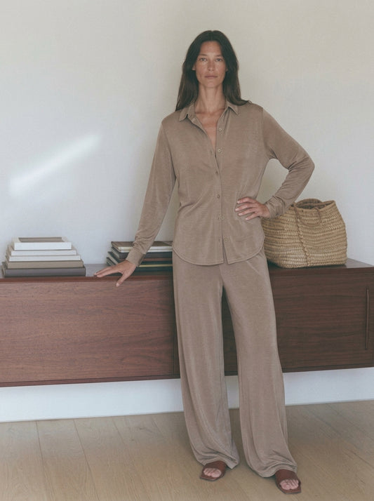 Camisa de modal camel para mujer con pantalón ancho a juego y capazo de mimbre, cuerpo entero