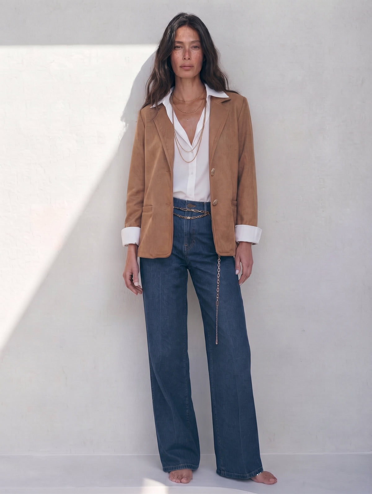 Look completo con americana de antelina camel, camisa blanca y vaquero ancho