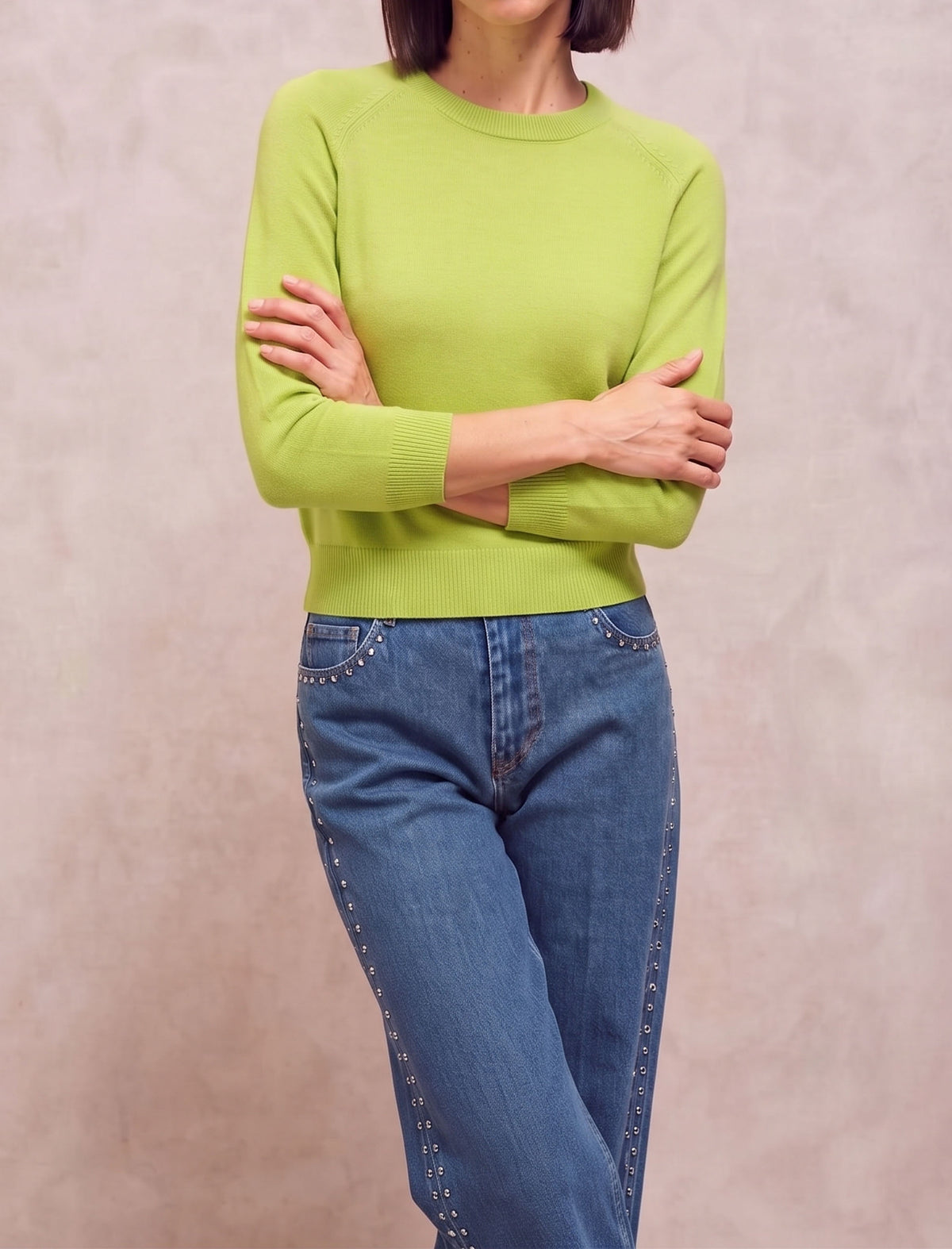 Jersey de cuello redondo lima para mujer con tejanos de tachuelas, plano medio
