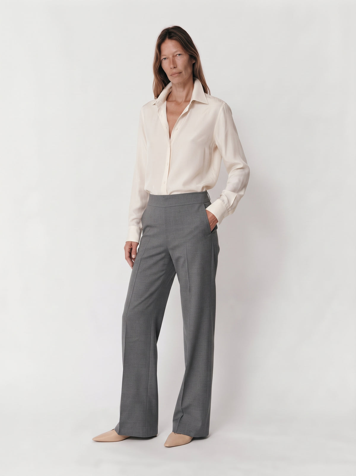 Pantalón recto gris de punto para mujer con camisa marfil y zapatos beige, cuerpo entero