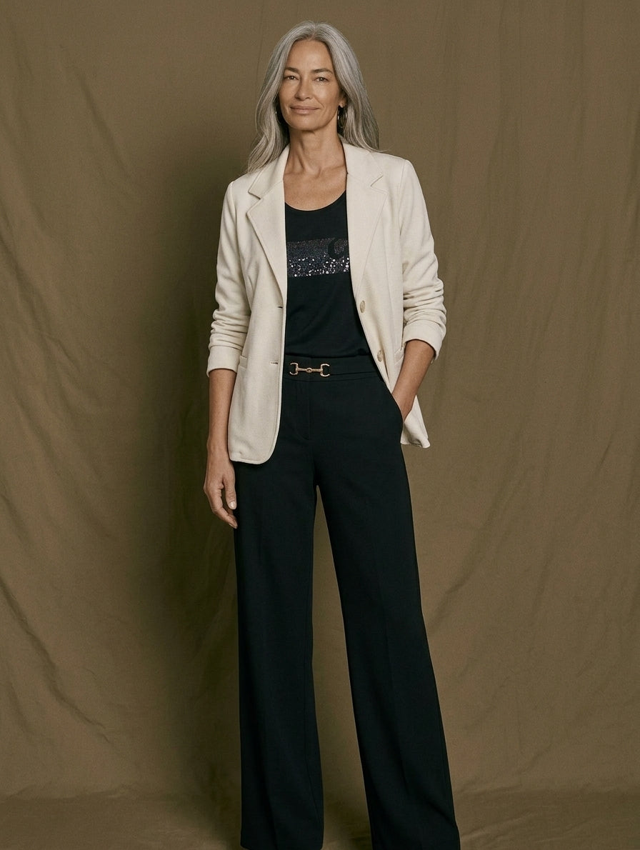 Americana básica marfil para mujer con camiseta negra y pantalón negro de vestir