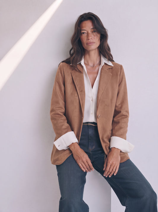Americana de antelina camel para mujer con camisa blanca y mangas remangadas