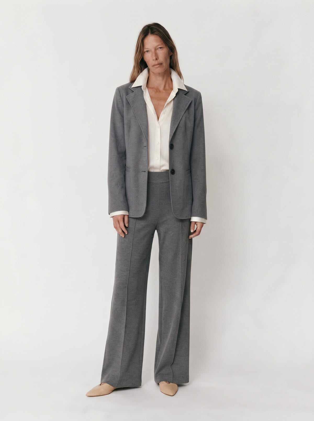 Americana básica gris con camisa blanca y pantalón ancho gris a juego