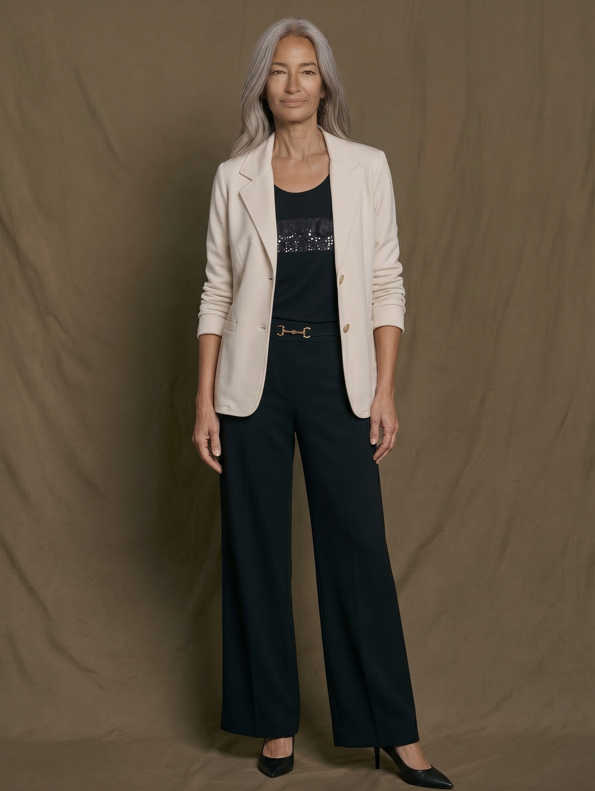 Pantalón ancho de punto crep negro para mujer con americana crema y top negro, cuerpo entero