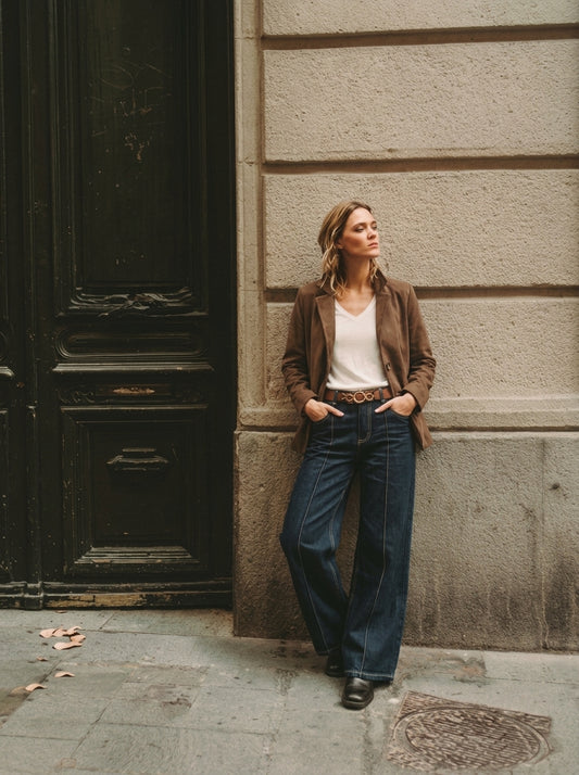 Americana de antelina marrón para mujer con camiseta blanca y vaquero ancho