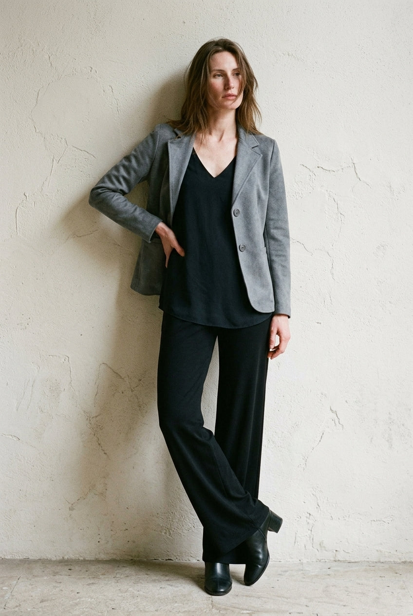 Americana básica gris para mujer con blusa negra de pico y pantalón negro