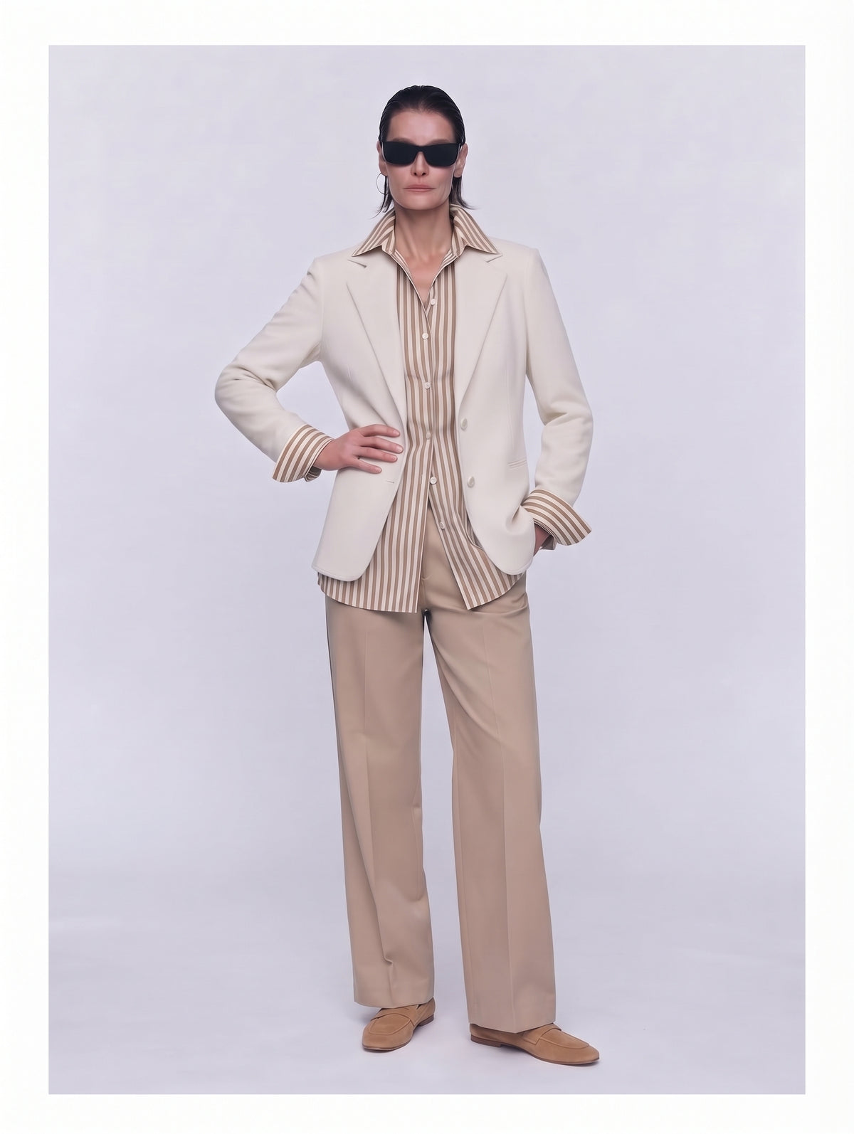 Pantalón recto beige para mujer con americana marfil y camisa de rayas, cuerpo entero