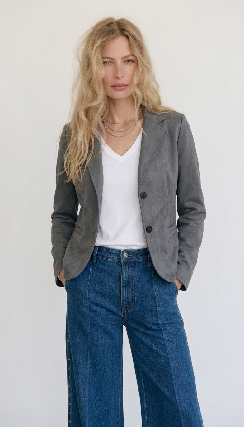 Americana gris para mujer con camiseta blanca de pico y vaquero ancho