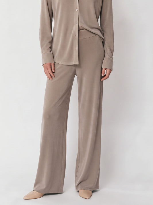 Pantalón fluido camel para mujer de pernera ancha con camisa a juego, de cintura para abajo