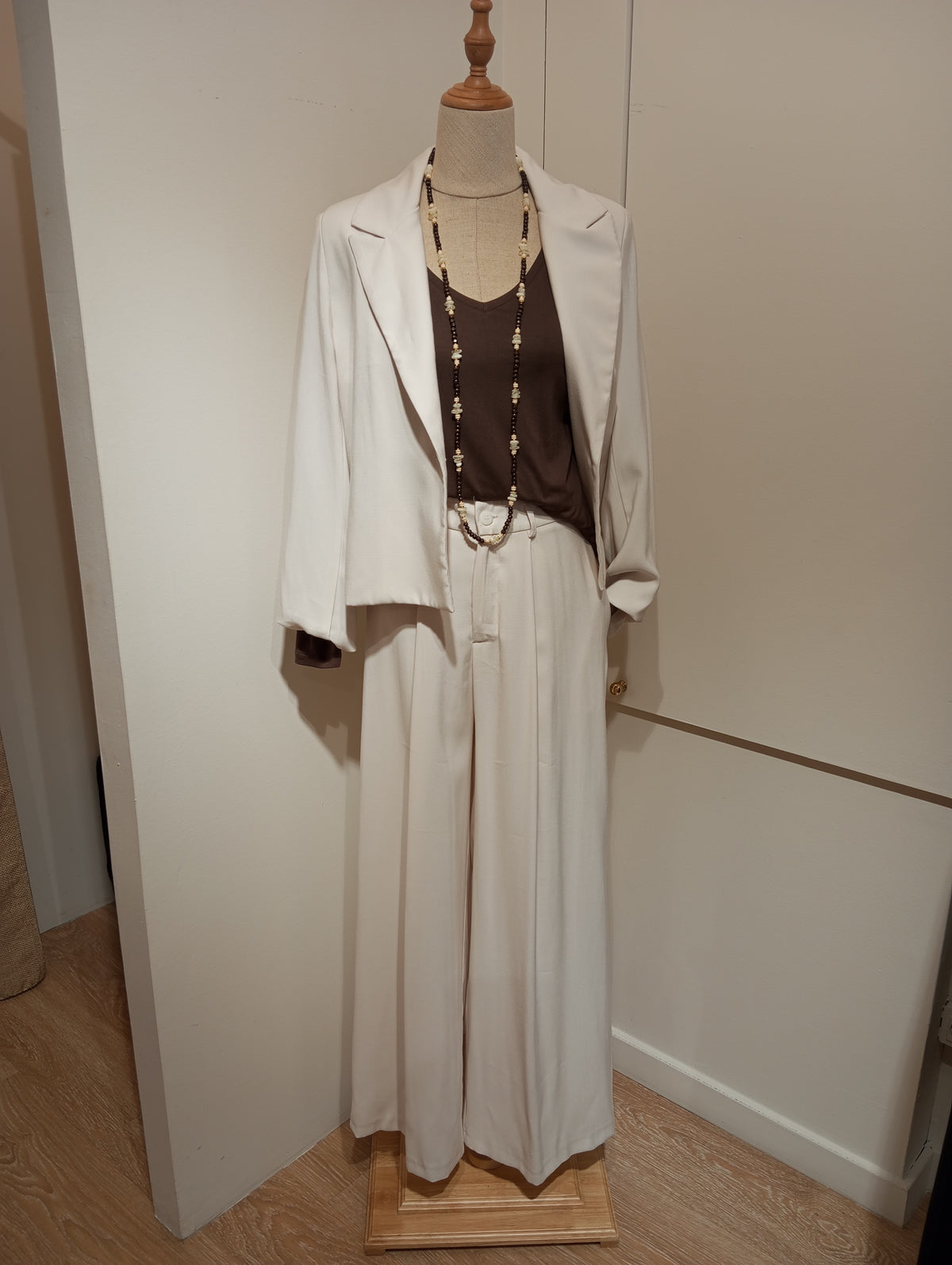 Conjunto de americana y pantalón palazzo hielo con top marrón en maniquí