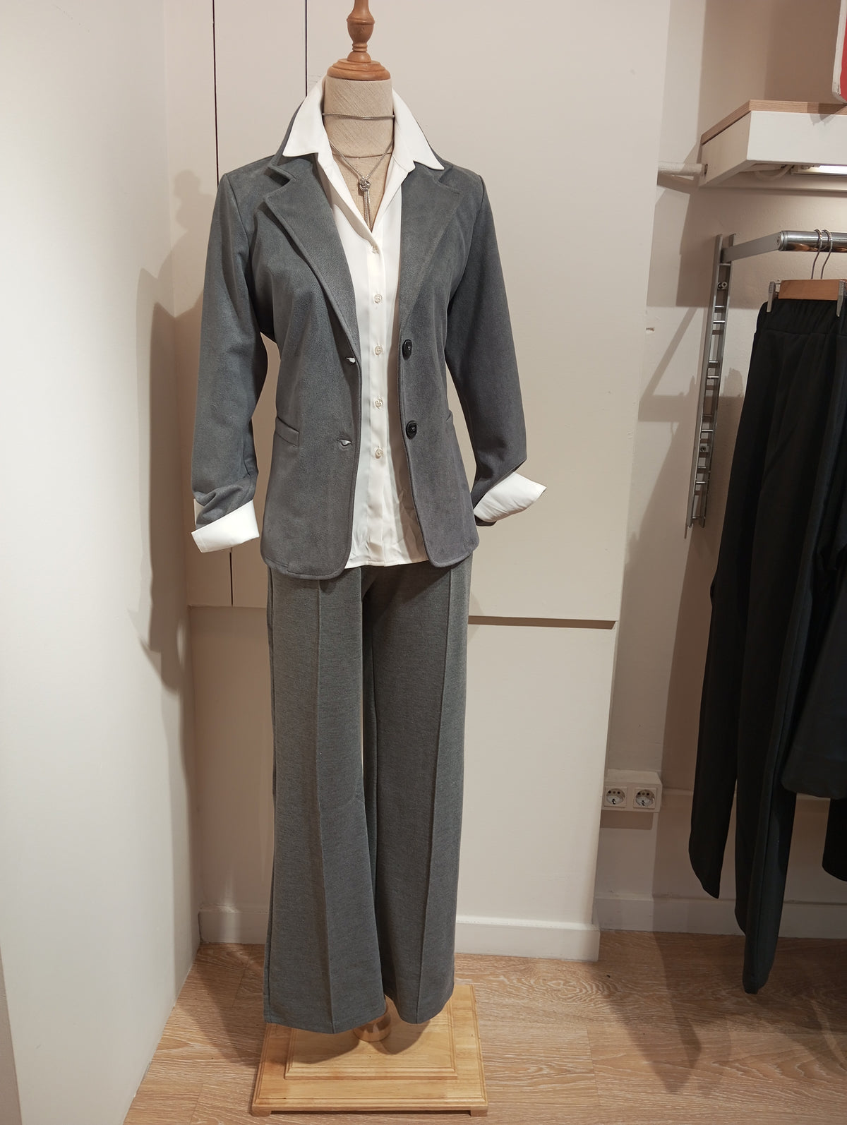 Americana básica gris con camisa blanca y pantalón gris en maniquí