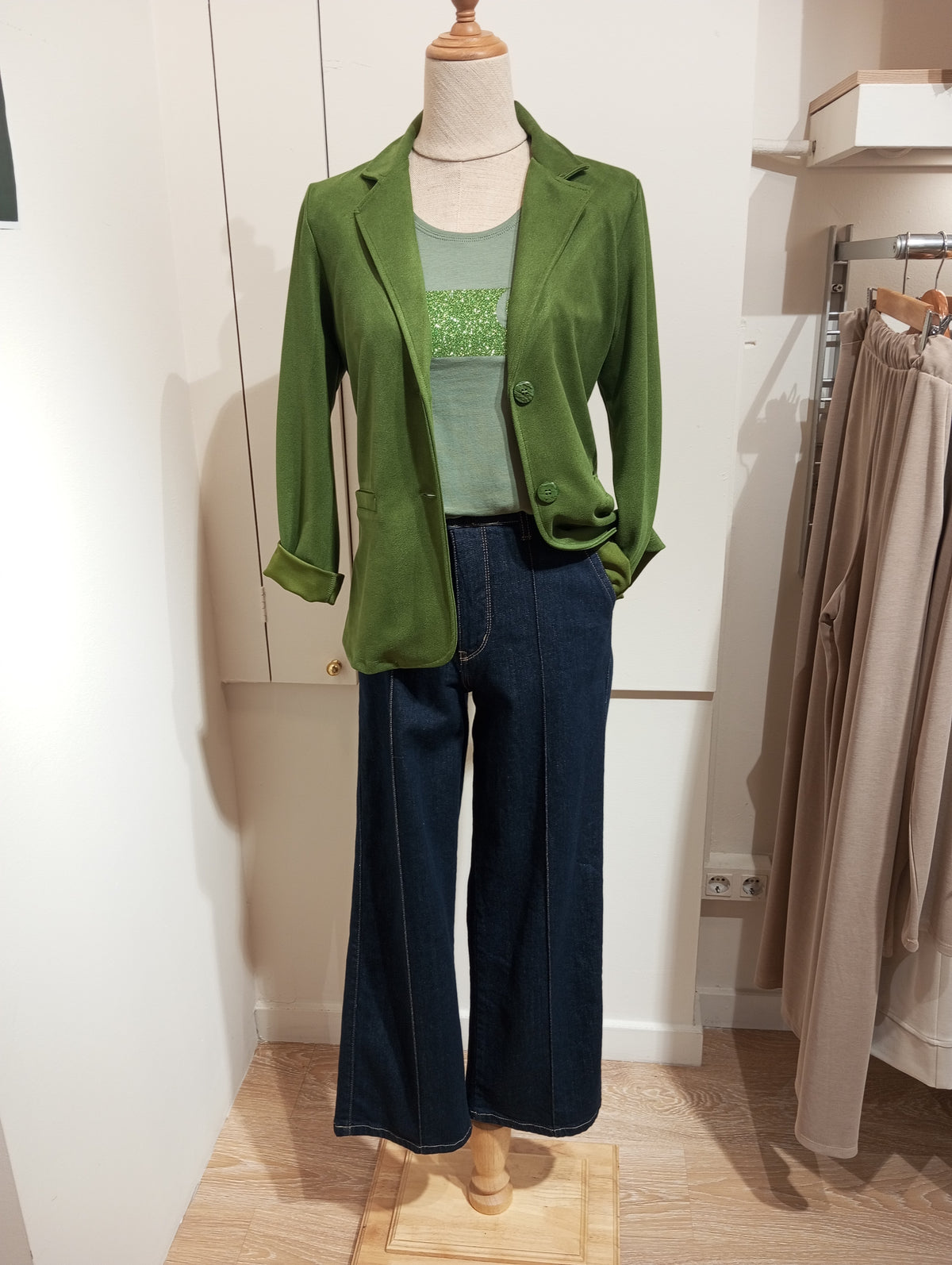 Americana básica verde con camiseta verde y vaquero oscuro en maniquí