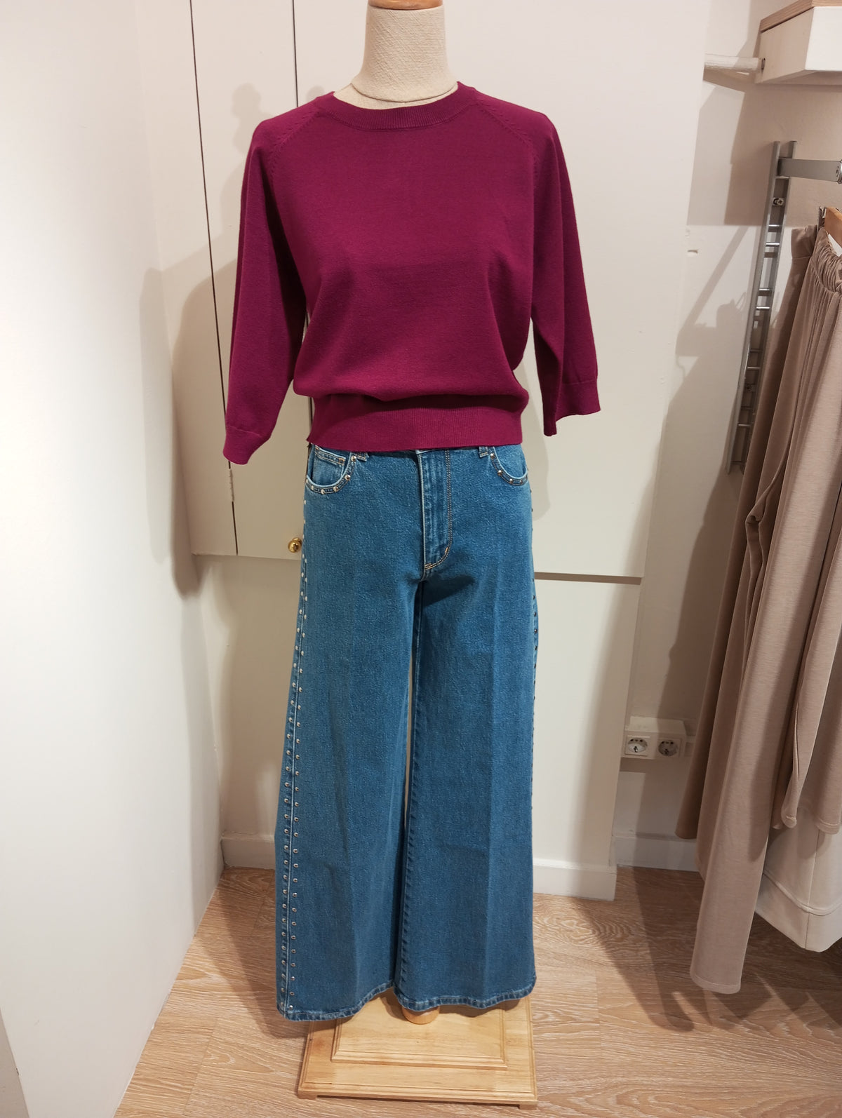 Jersey púrpura de manga tres cuartos con vaqueros anchos de tachas, en maniquí
