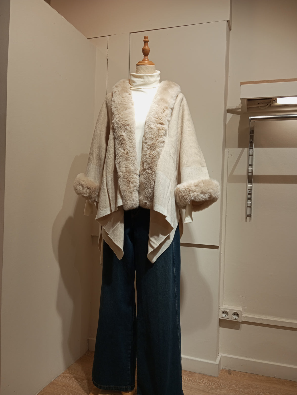 Poncho de punto con cuello de pelo marfil para mujer - G-Barcelona