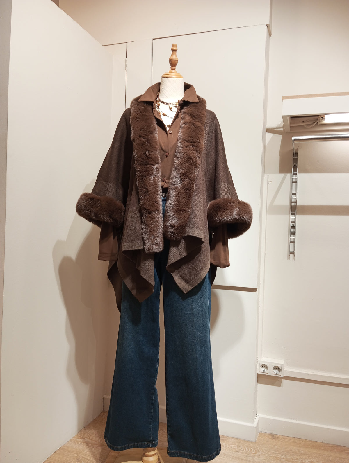 Poncho de punto con cuello de pelo marrón para mujer - G-Barcelona