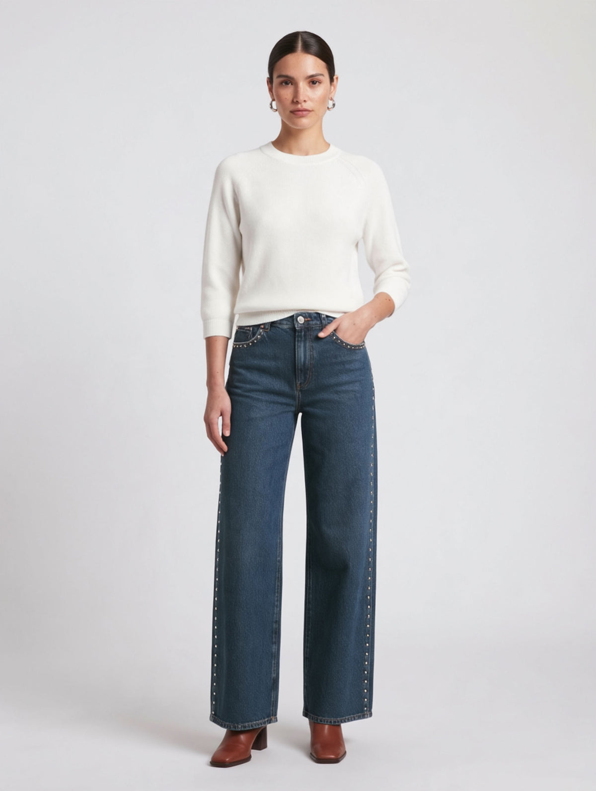 Jersey blanco de cuello redondo para mujer con manga tres cuartos y vaqueros anchos, cuerpo entero